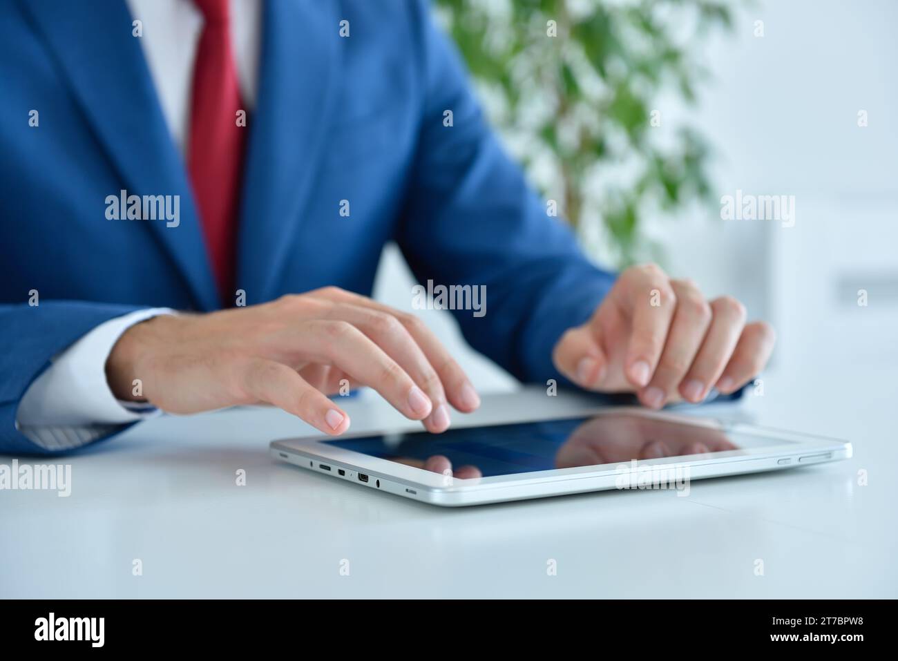 Der Buchhalter prüft den Geschäftsbericht auf einem digitalen Tablet. Konzept für den geschäftlichen und finanziellen Erfolg. Nahaufnahme Stockfoto