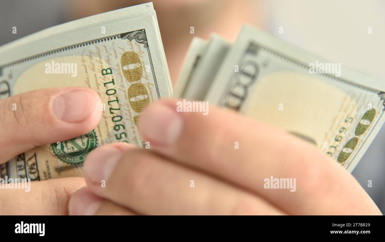 Nahaufnahme eines Geschäftsmannes mit Dollargeld in Händen. Finanzieller Erfolg und Vermögenskonzept. Stockfoto
