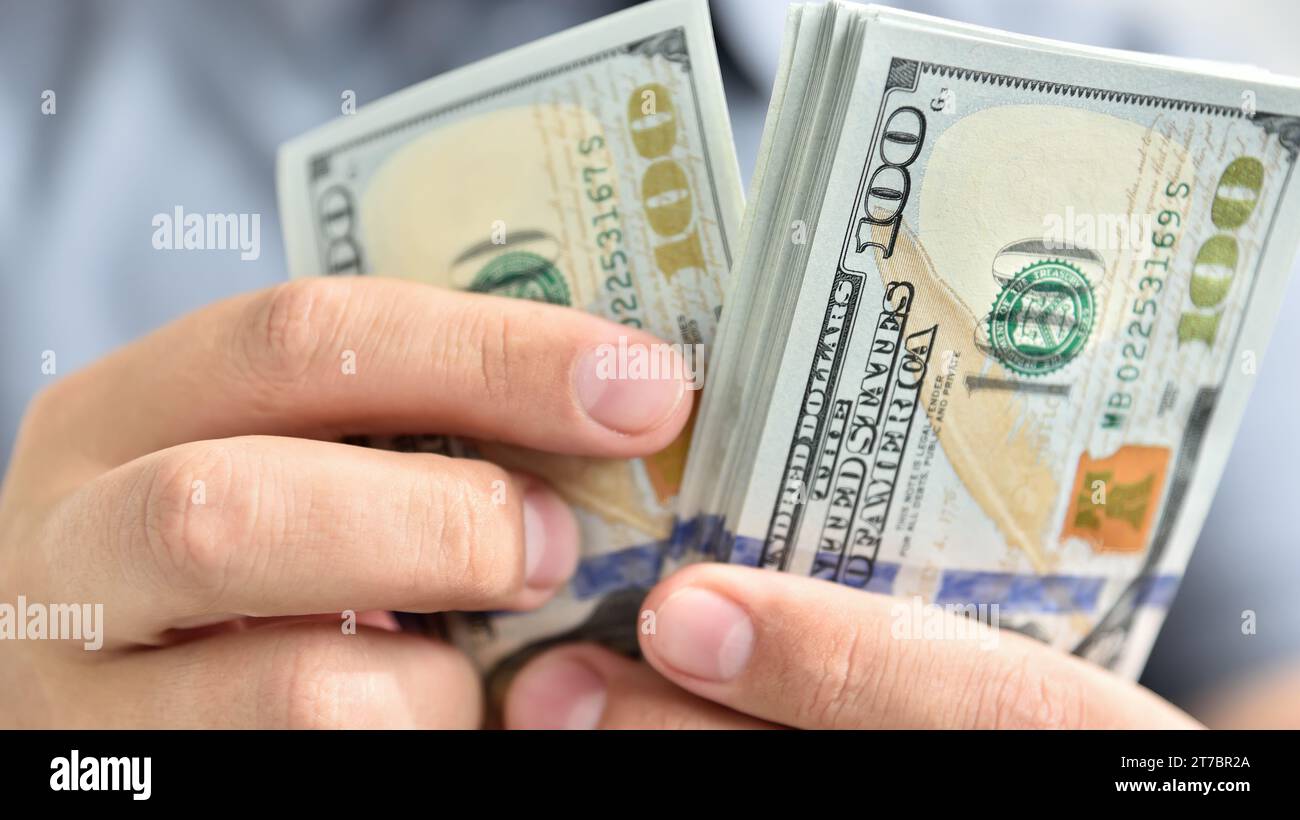 Geschäftsmann-Hände zählen Bargeld-Dollar. Finanz- und Zahlungskonzept. Stockfoto