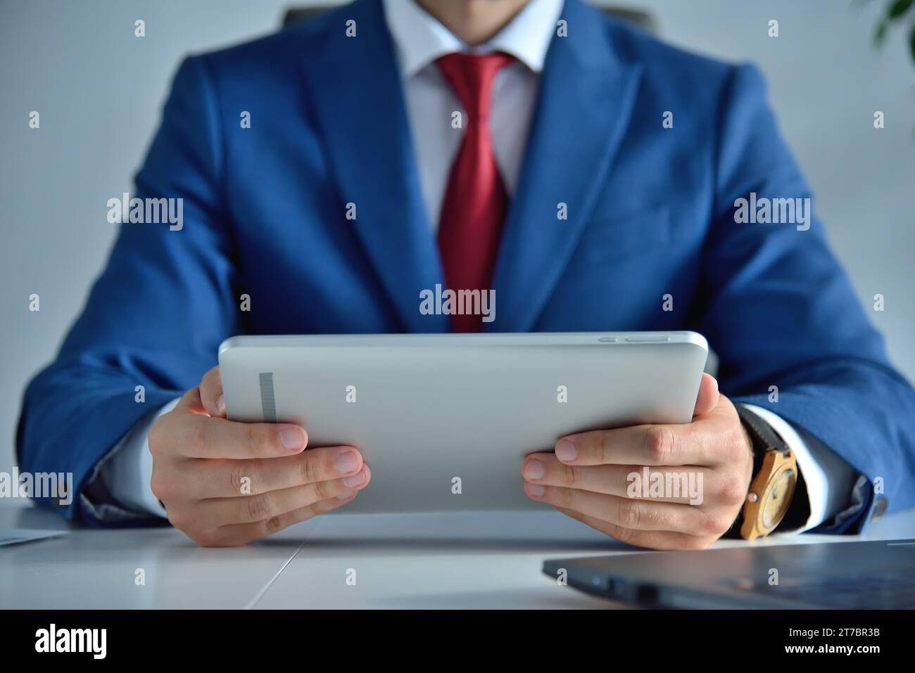 Geschäftsmann im Büro mit einem digitalen Tablet. Geschäfts- und Managementkonzept. Nahaufnahme Stockfoto