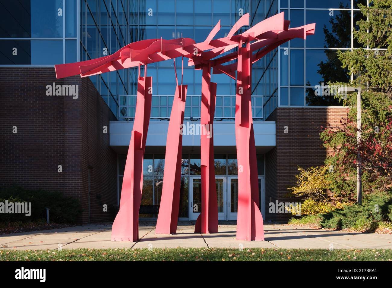 Windrapids II Skulptur am Eingang zum Biomedical and Physical Sciences Building der Michigan State University, East Lansing Michigan Stockfoto