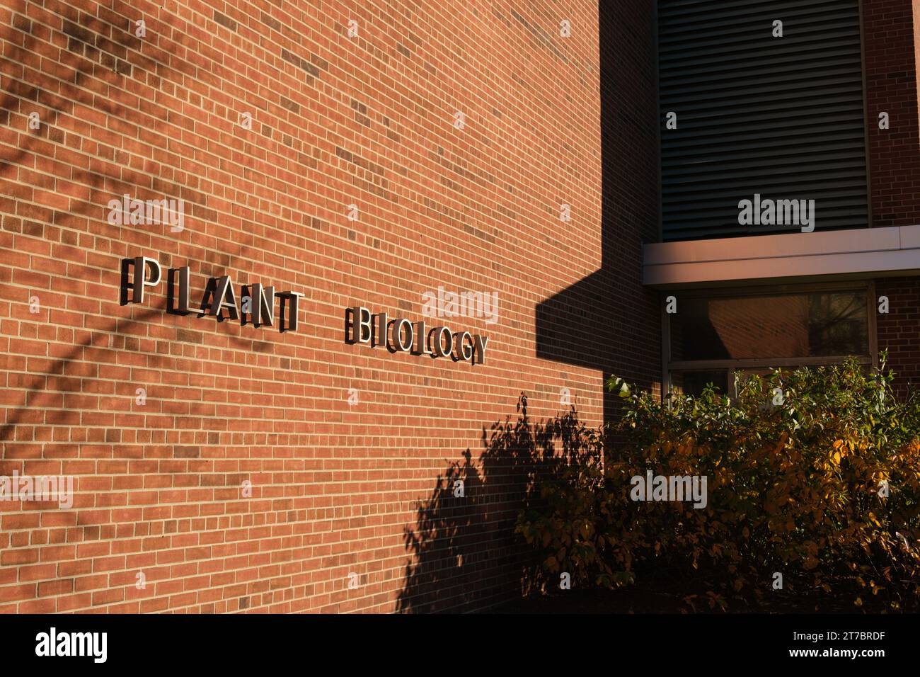 Außenansicht und Schild des Gebäudes für Pflanzenbiologie auf dem Campus der Michigan State University, East Lansing Michigan USA Stockfoto