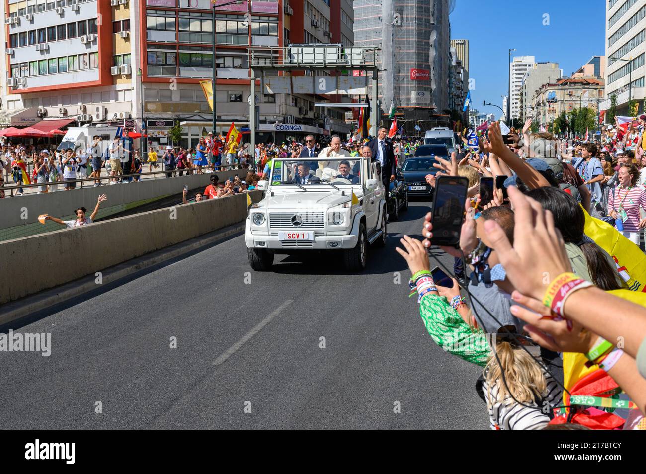 Papst Franziskus begrüßte in seinem Pappemobil von Pilgern bei der Ankunft zur Begrüßungszeremonie der Weltjugendtage 2023 in Lissabon, Portugal. Stockfoto