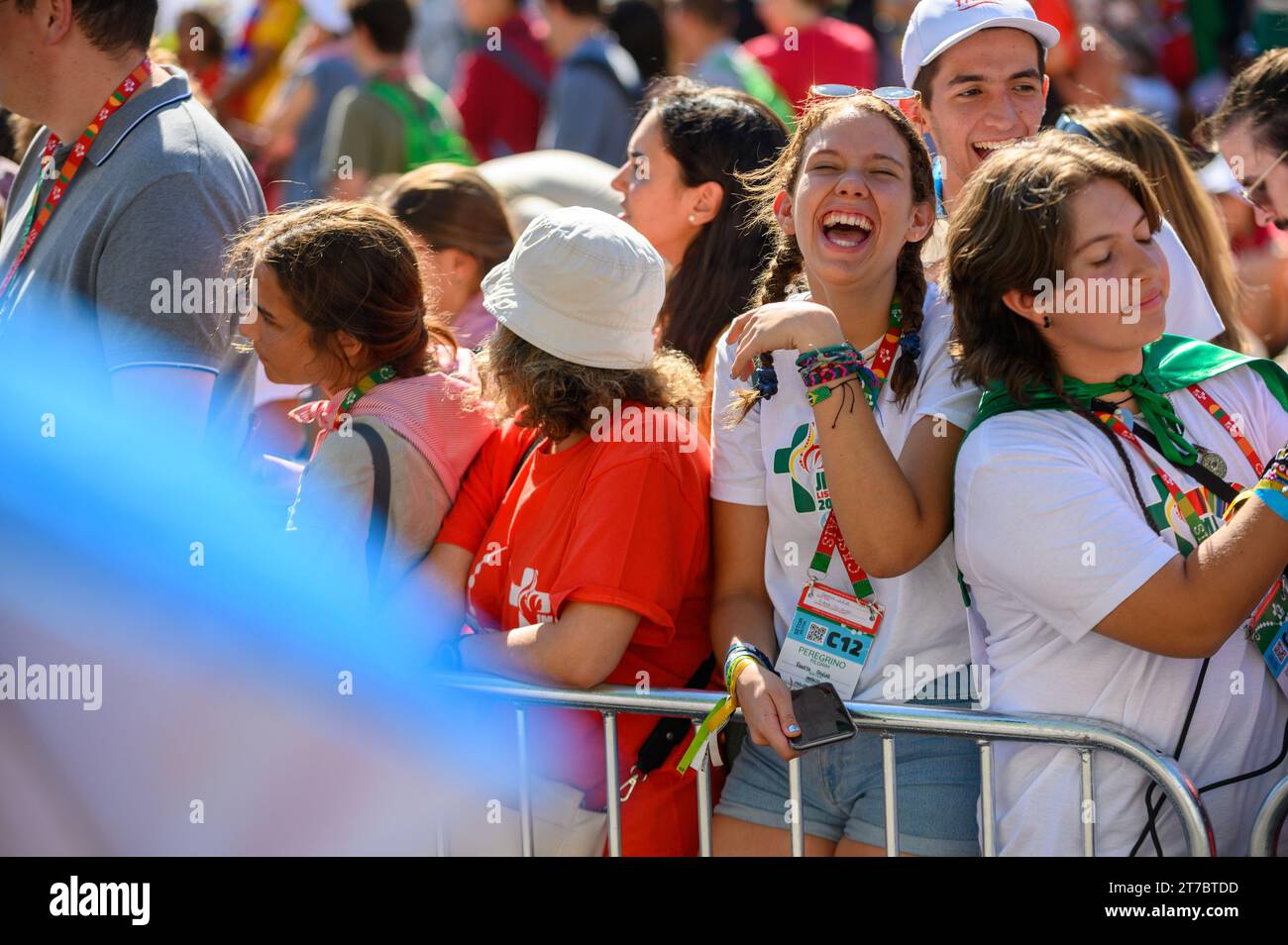 Die Freude unter den Pilgern bei der Begrüßungszeremonie der Weltjugendtage 2023 in Lissabon, Portugal. Stockfoto