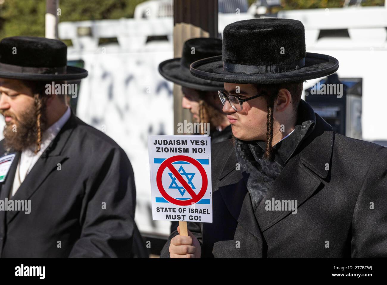 Ein antizionistischer Gegenprotestierender hält am Dienstag, den 14. November 2023, neben einer Veranstaltung zur Unterstützung des Staates Israel und gegen Antisemitismus ein Zeichen gegen den Staat Israel. Copyright: XCNPx/xMediaPunchx Credit: Imago/Alamy Live News Stockfoto