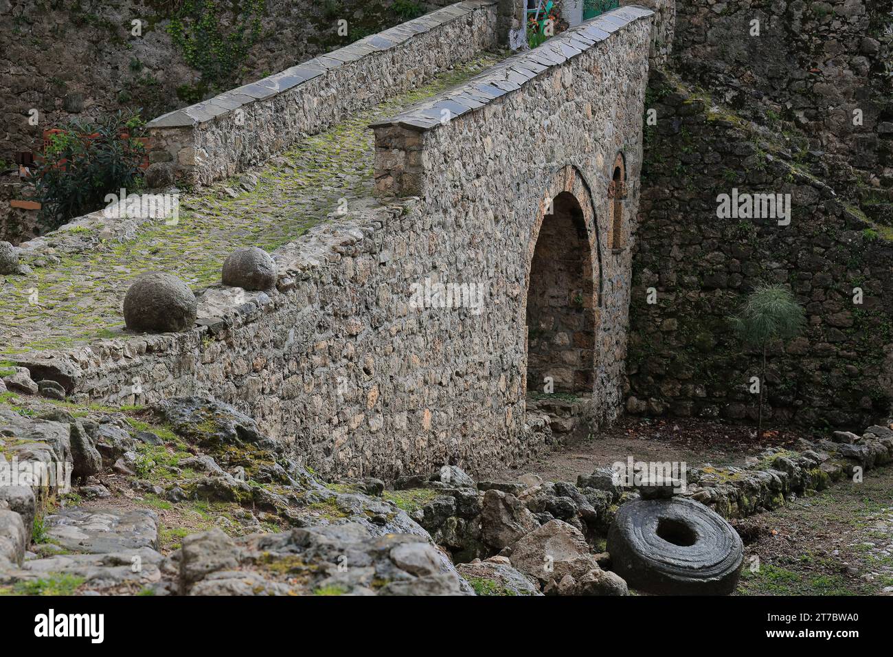 048 Steinbrücke auf dem Kopfsteinpflasterweg, der nach Dollma Tekke oder Hajji Mustapha Baba Tekke auf dem Burggelände führt. Kruje-Albanien. Stockfoto
