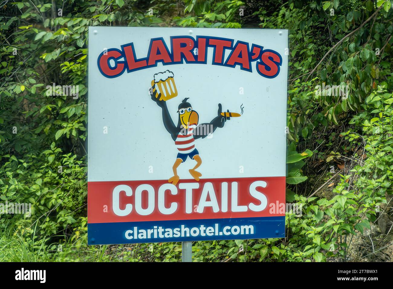 Costa Rica, Cero Bajo - 22. Juli 2023: Nahaufnahme des Claritas Hotels und der Bar mit schwarzem Rauchen und Bier-Dinking-Papageienbild auf der weißen Straße 34, Sou Stockfoto