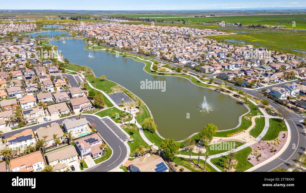 Luftbilder über einer Gemeinde mit einem See in der Mitte Stockfoto