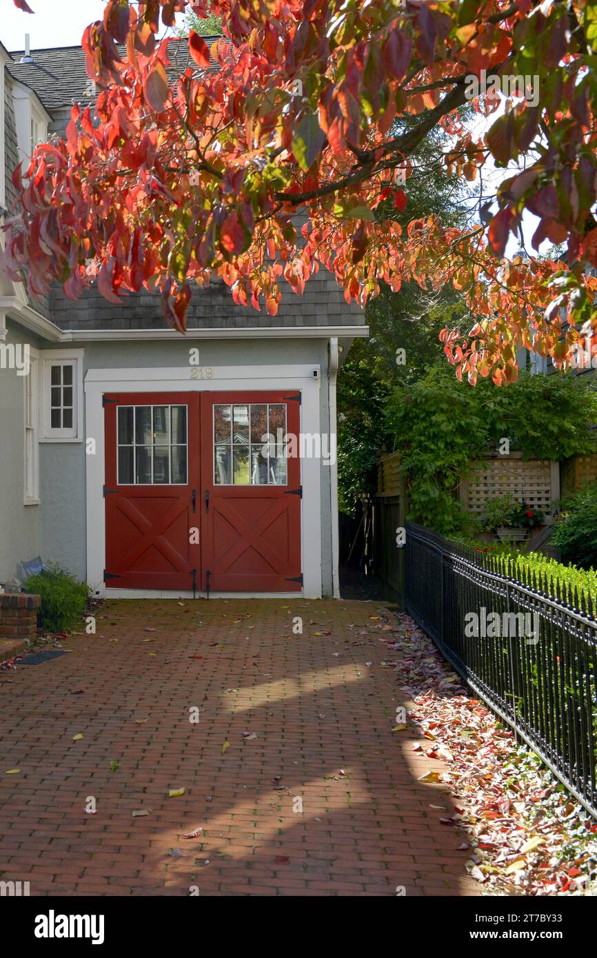 Historisches Haus mit rot lackierten Garagentüren im Scheunentor-Stil in Annapolis, MD Stockfoto