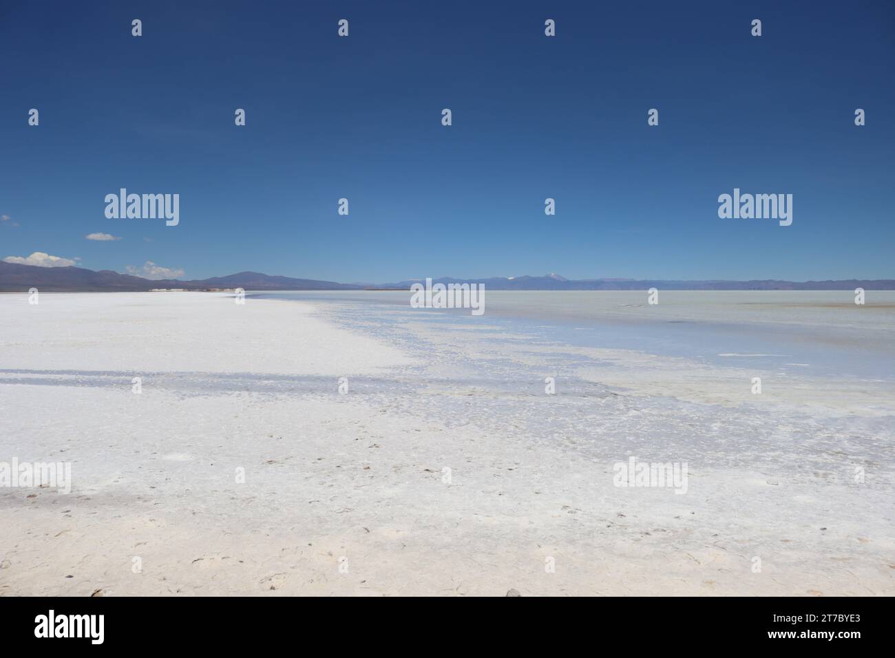 januar 2022; Salinas Grandes, Jujuy, Argentinien. Allgemeine Ansicht von Salinas Grandes, einem sehr berühmten Ort in Argentinien für die Extraktion von Lithium Stockfoto