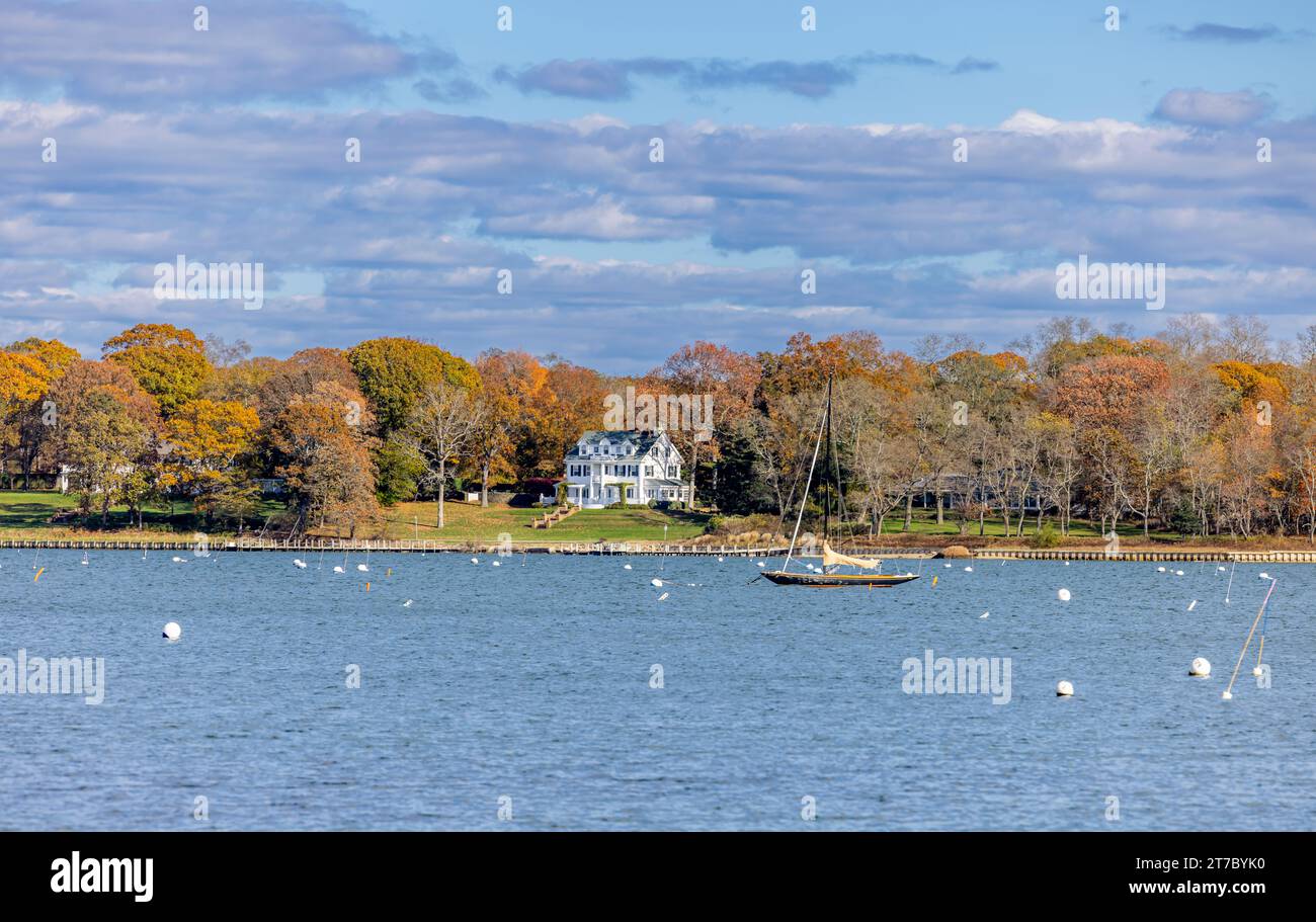 Häuser am Wasser an der winthrop Road an einem sonnigen Herbsttag im Ding Harbour, Shelter Island Stockfoto