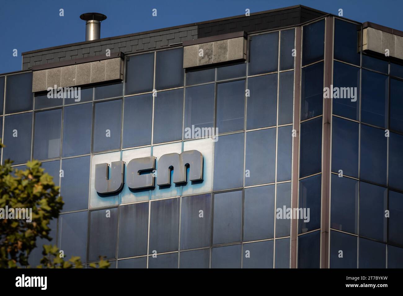 Abbildung eines Schildes mit dem Logo von UCM Belgium in Lüttich. Die Union of Middle Classes ( UCM ) ist eine französischsprachige belgische Vereinigung für die Verteidigung, Stockfoto