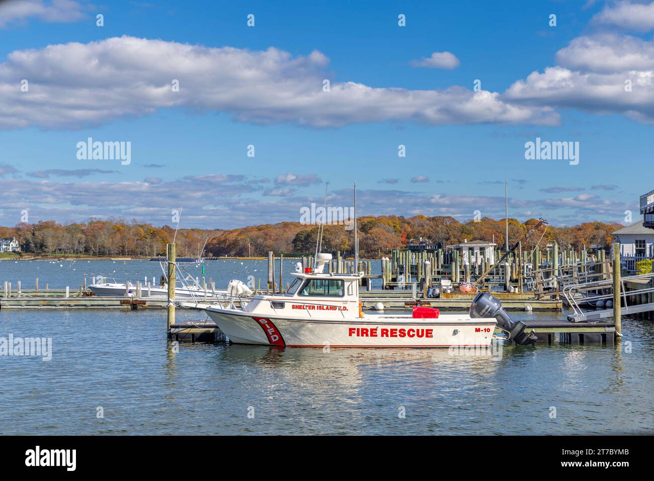 Shelter Island Feuerwehr Rettungsboot am Dock im Hafen von Ding Stockfoto