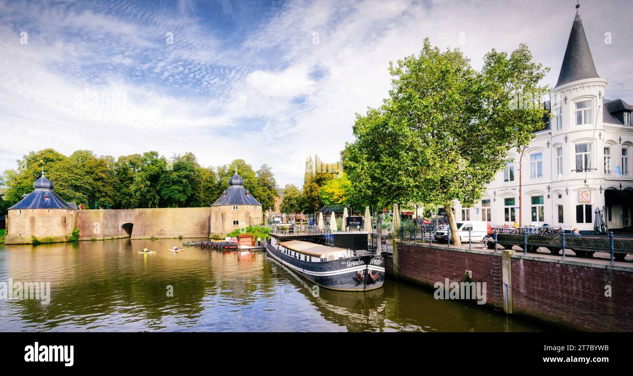 Breda Niederlande 26. September 2023: Der Hafen im Zentrum von breda mit den mittelalterlichen Befestigungen der Burg breda Stockfoto