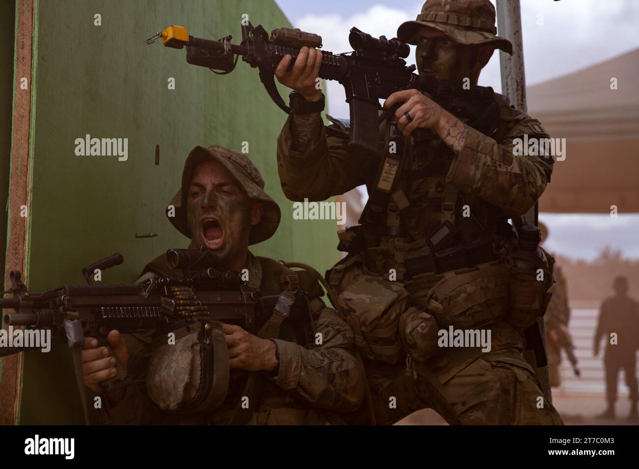 Jameson Mohr und Staff-Sgt. Collen Carpenter, beide der Charlie Company, 1. Bataillon, 26. Infanterieregiment, 101. Luftlandedivision (Luftangriff), feuern Ziele während eines simulierten Angriffs, Teil der Übung Southern Vanguard 24 in Oiapoque, Brasilien, am 12. November 2023. Southern Vanguard ist eine jährliche Übung auf operativer und taktischer Ebene, um die Interoperabilität zwischen US-Truppen und Truppen der westlichen Hemisphäre, in diesem Fall Brasilien, zu verbessern. (Foto der Nationalgarde der US-Armee von SPC. Joseph Liggio) Stockfoto