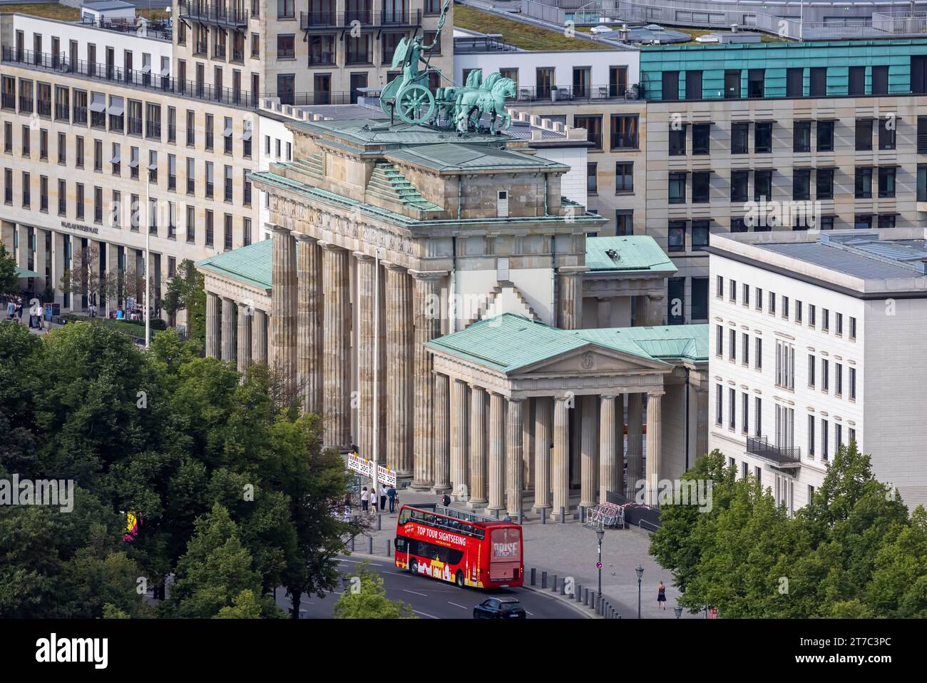 Brandenburger Tor mit Doppeldeckerbus, Blick über die Hauptstadt Berlin, Deutschland Stockfoto