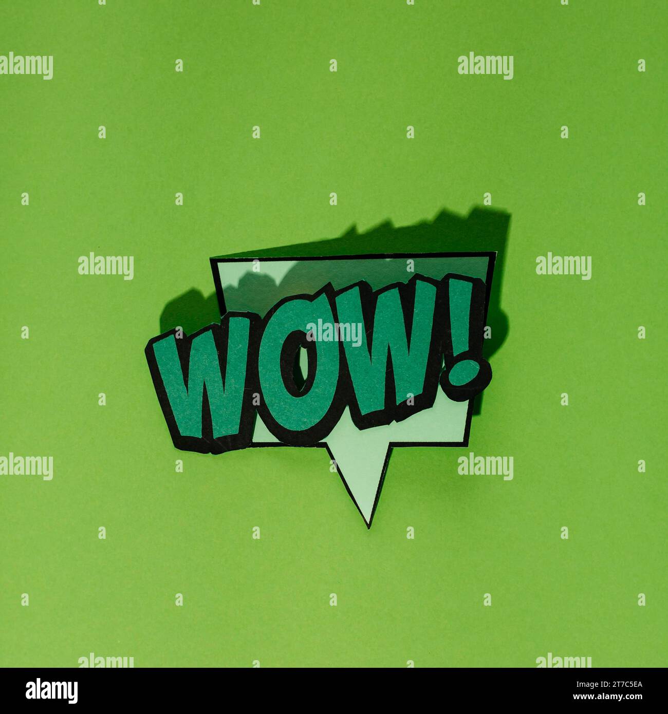 Wow Sprachblase im Retro-Stil mit dunkelgrünem Hintergrund Stockfoto