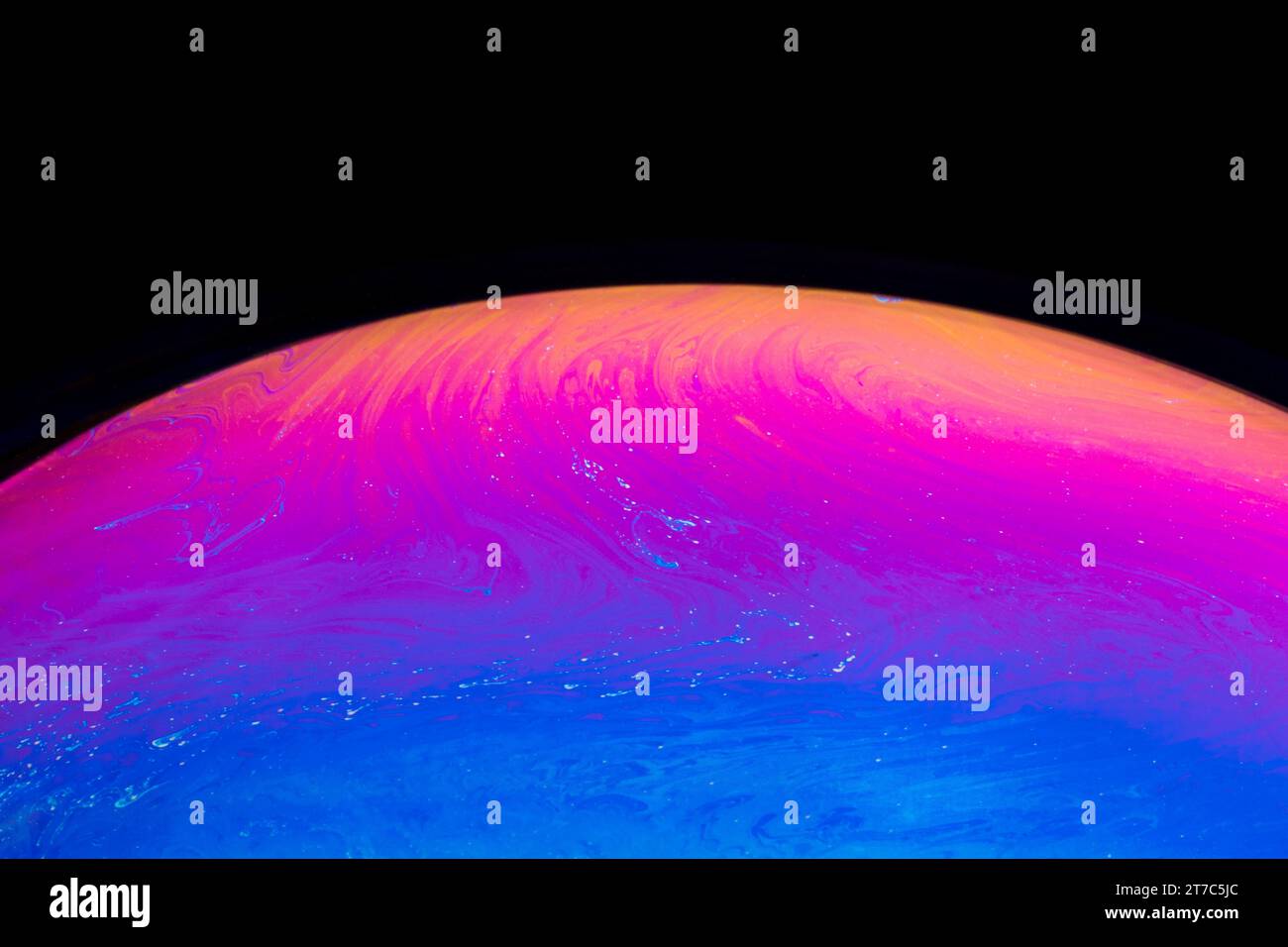 Abstrakte Farbe gemischte Seifenblase schwarzer Hintergrund Stockfoto