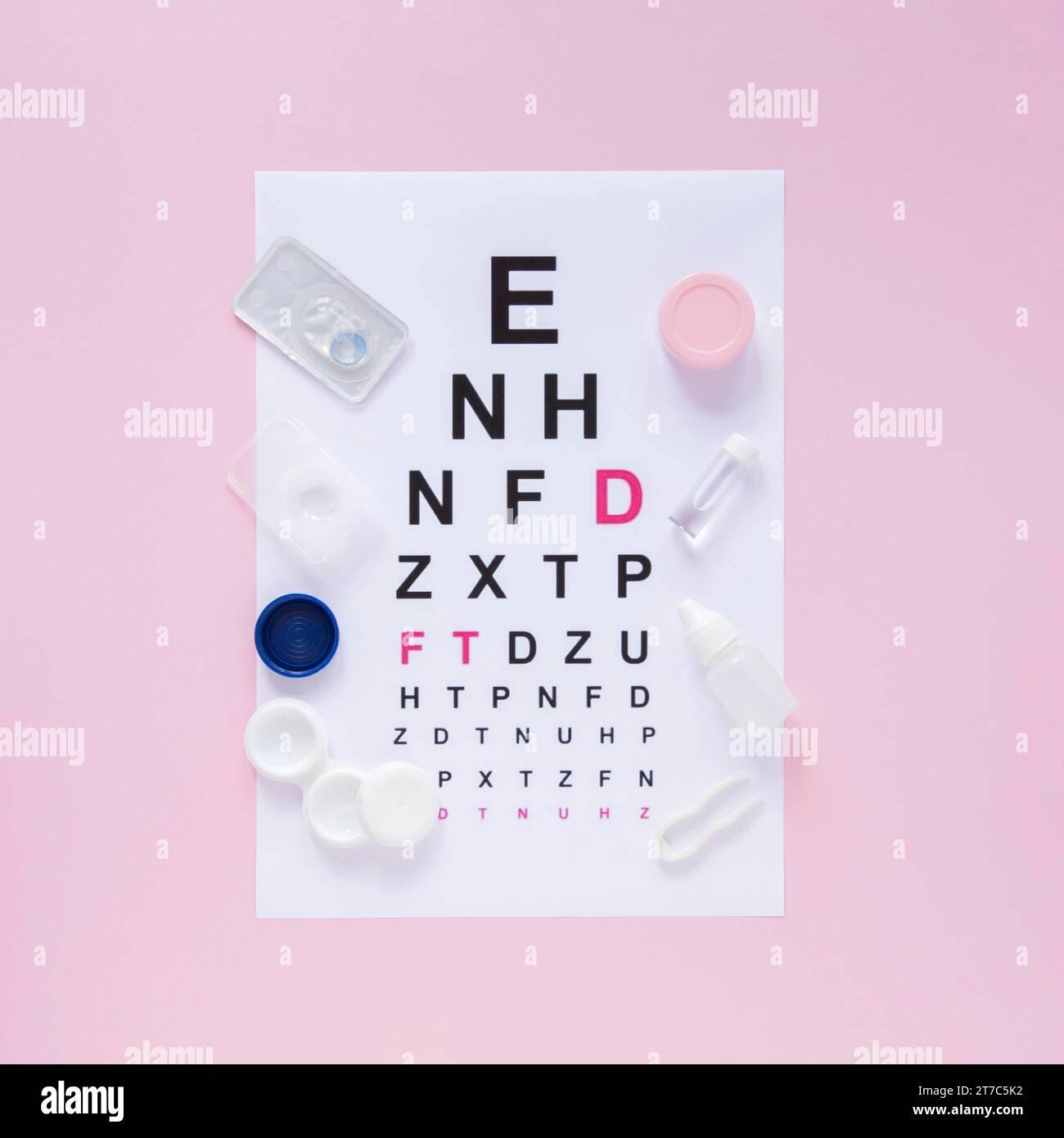 Alphabettabelle optische Konsultation rosa Hintergrund Stockfoto