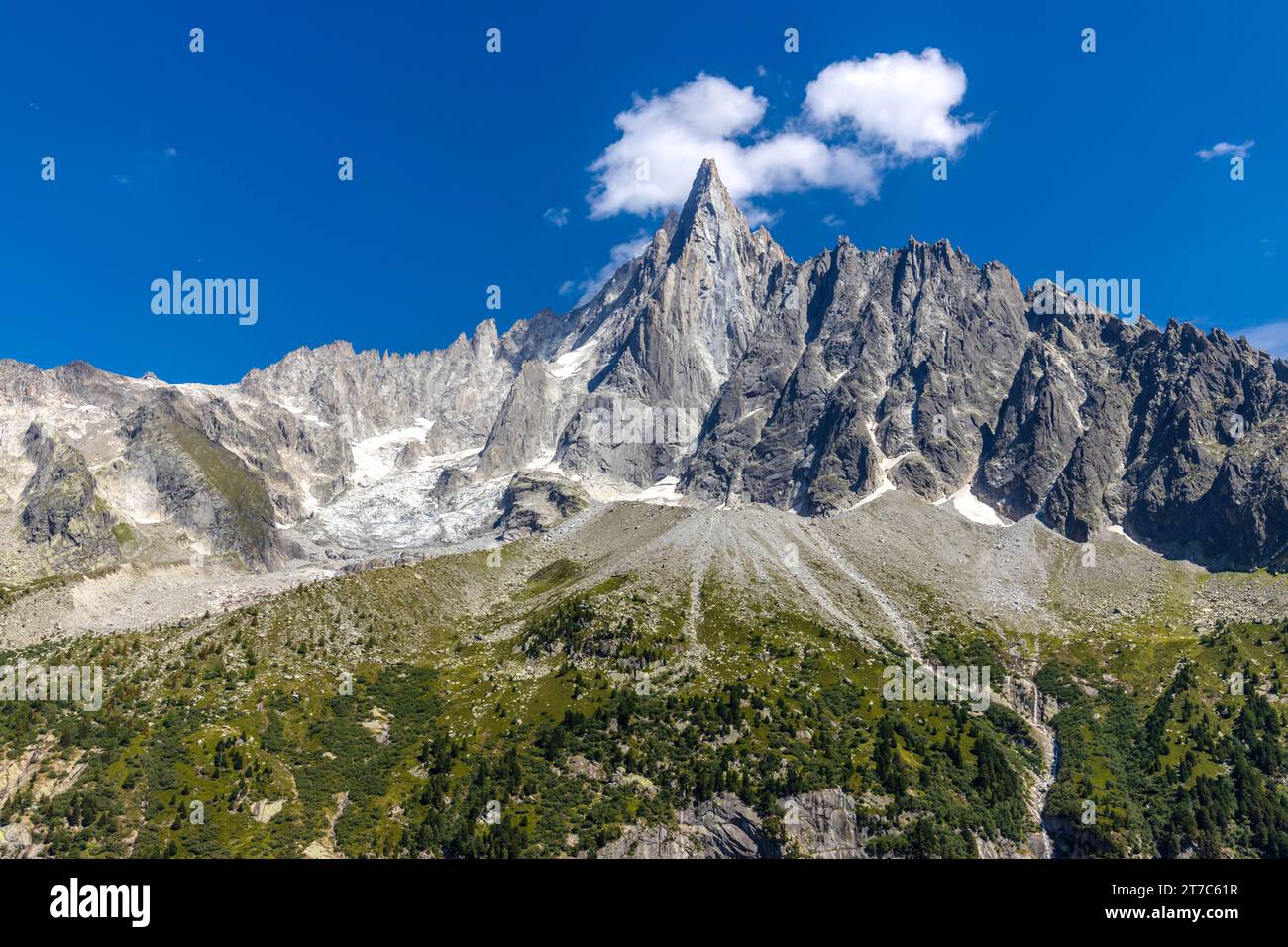 Petit Dru Felsengipfel und Mauer vom Aussichtspunkt Montenvers Mer de Glace aus gesehen. Aiguille du Dru, les Drus, Chamonix-Tal, französische Alpen, Frankreich Stockfoto
