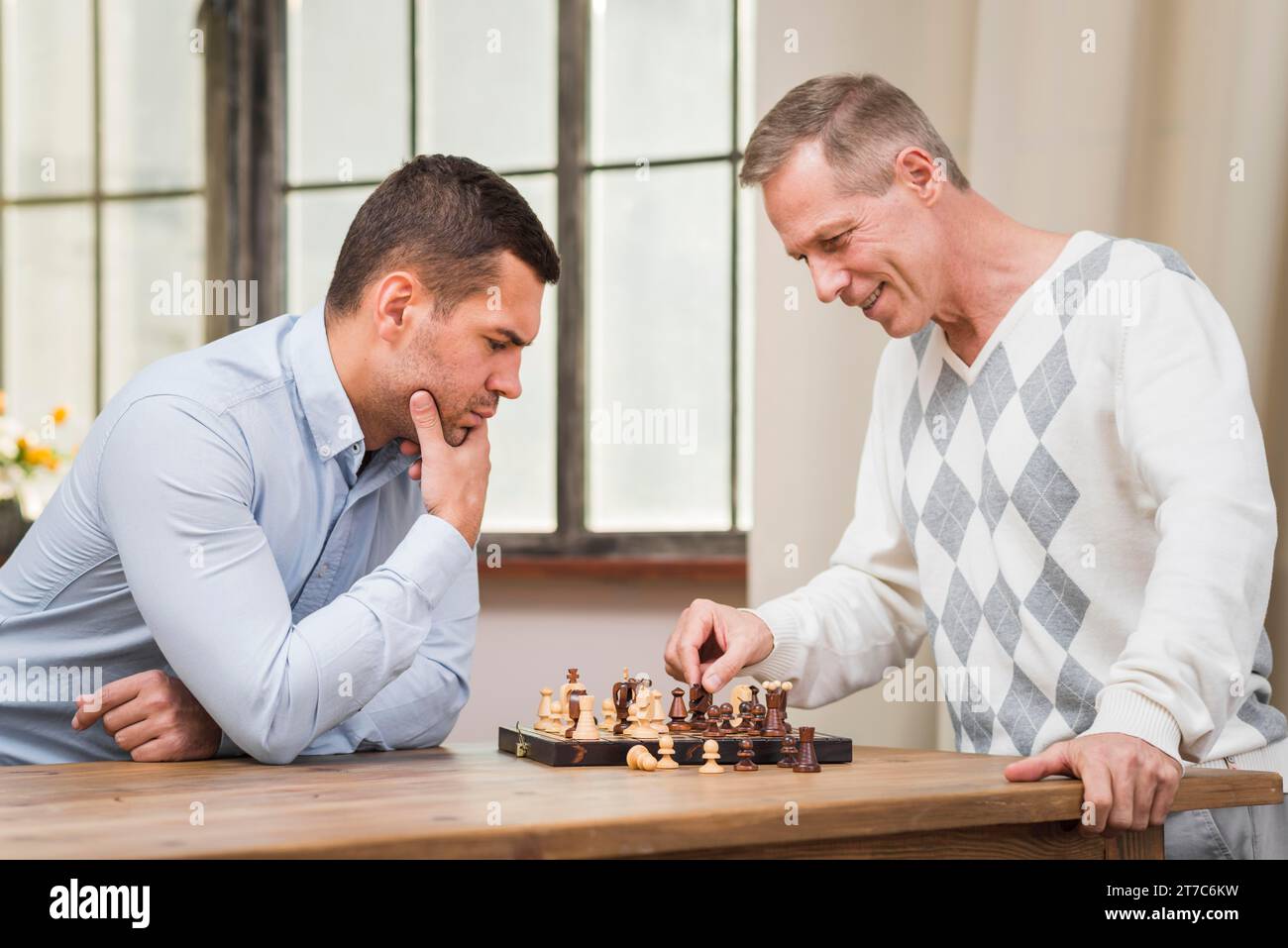 Vorderansicht Vater Sohn, der Schach spielt Stockfoto