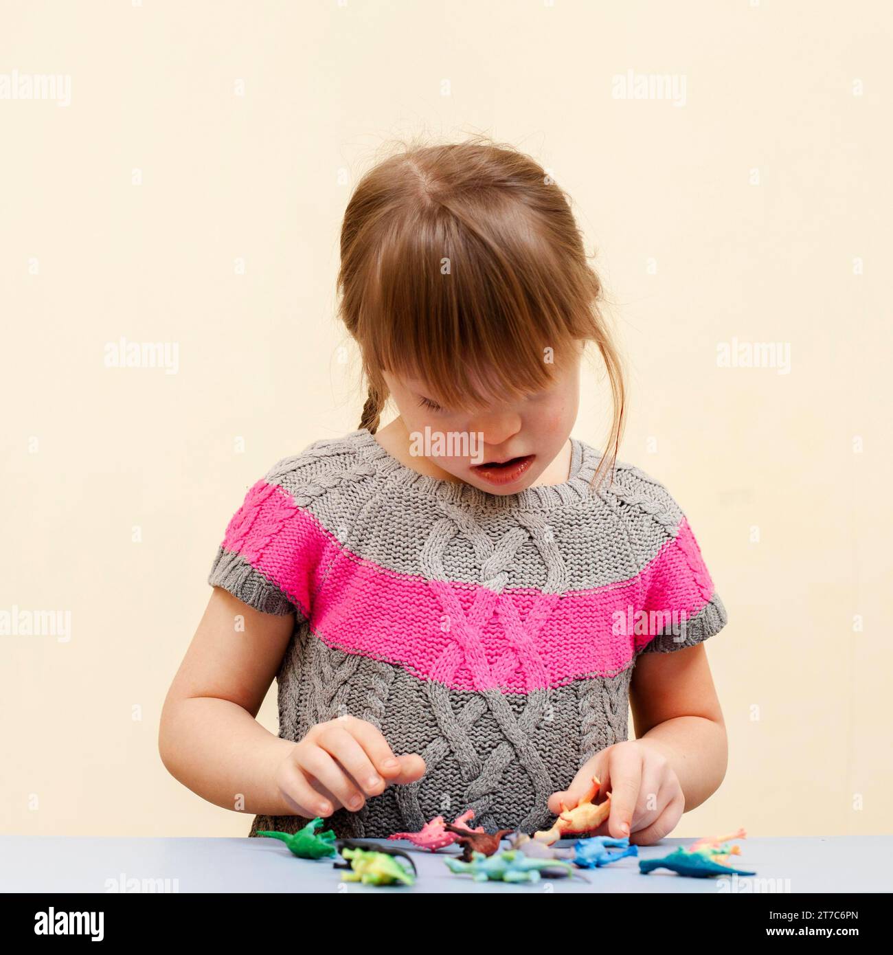 Vorderansicht Mädchen mit Down-Syndrom-Spielzeug Stockfoto