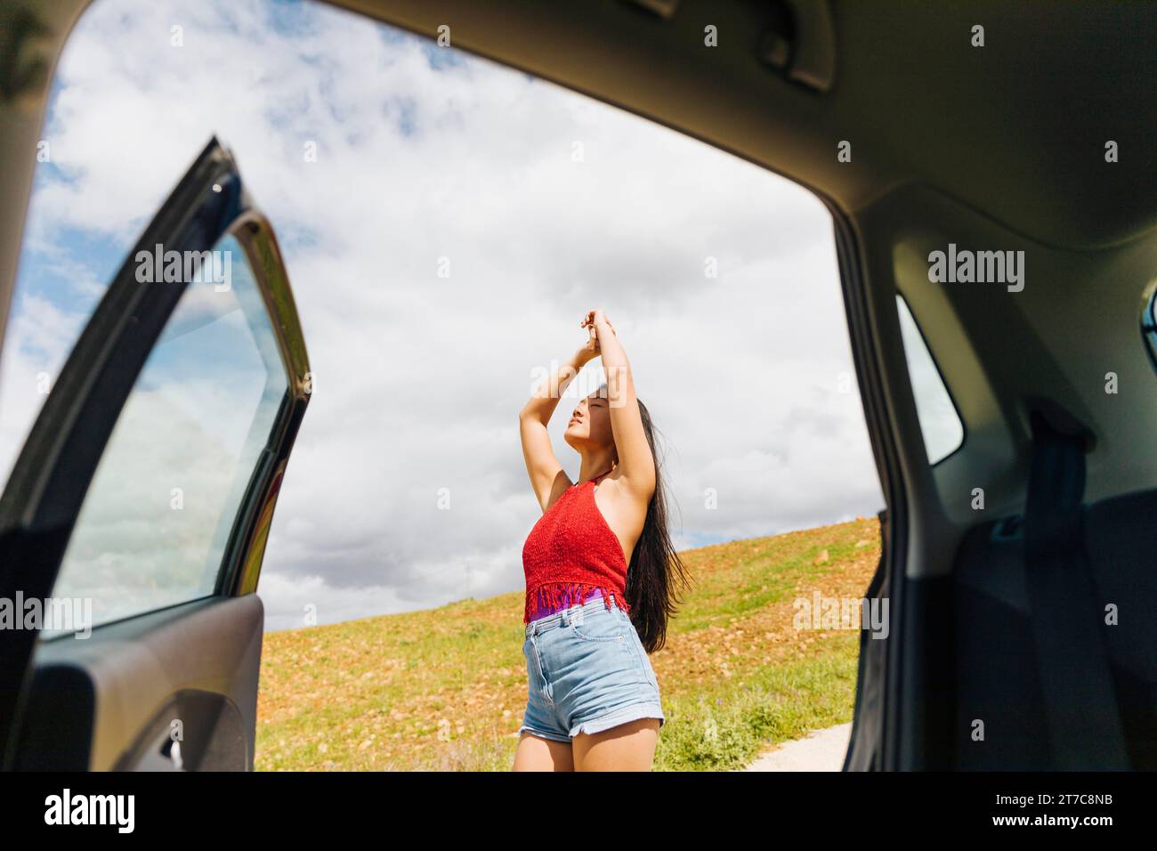 Junge Frau genießt frische Luft Stockfoto