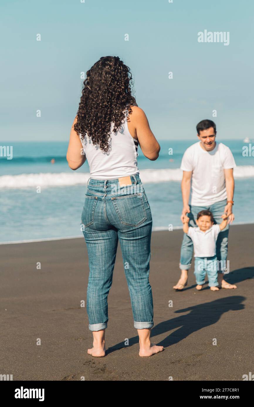 Junge Eltern spielen mit Baby Beach Stockfoto