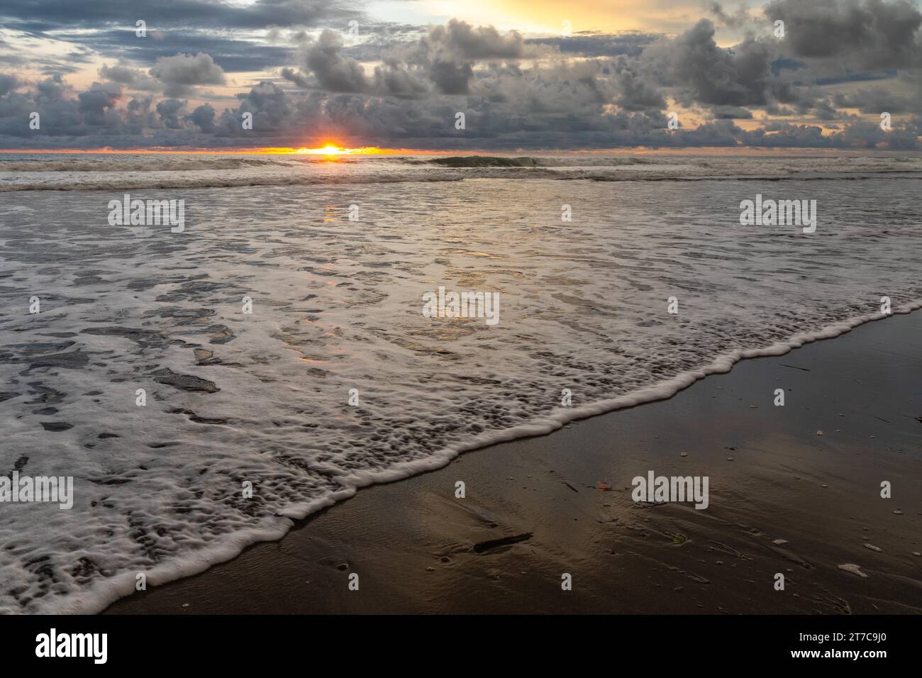 Sonnenuntergang am Sandstrand, Meer, Pazifik, Sonnenuntergang, Playa El Almejal, El Valle, Kolumbien Stockfoto