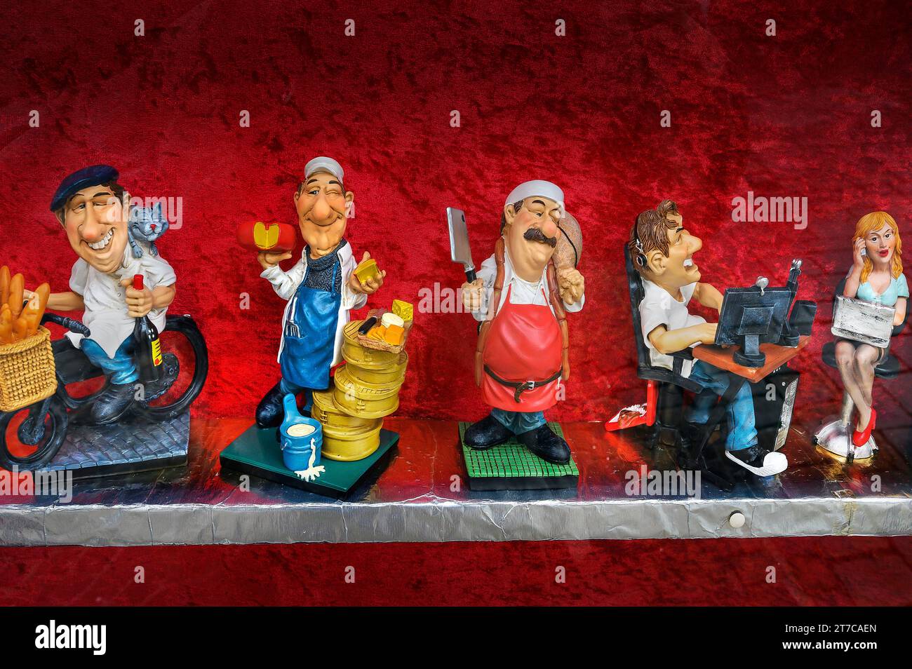 Lustige Keramikfiguren mit verschiedenen Berufen, Allgäuer, Bayern, Deutschland Stockfoto