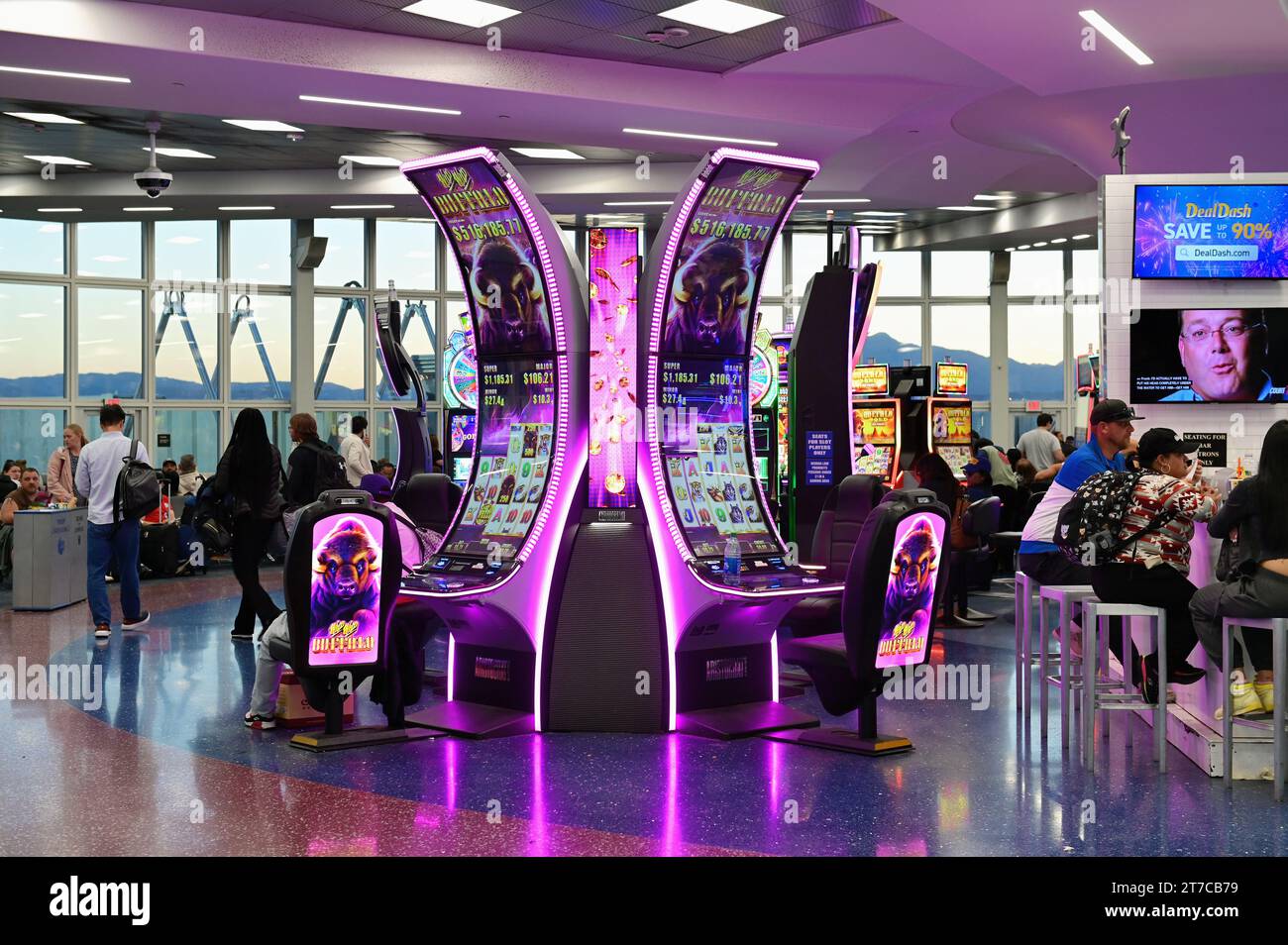 Las Vegas, Nevada, USA. Passagiere, die am Harry Reid International Airport auf einen Flug warten, haben die Möglichkeit, ihr Glück an Spielautomaten zu versuchen. Stockfoto