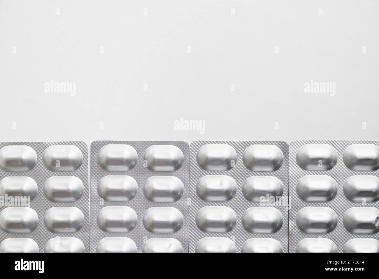 Reihe Silber Blisterpackung Pillen isoliert weißen Hintergrund Stockfoto