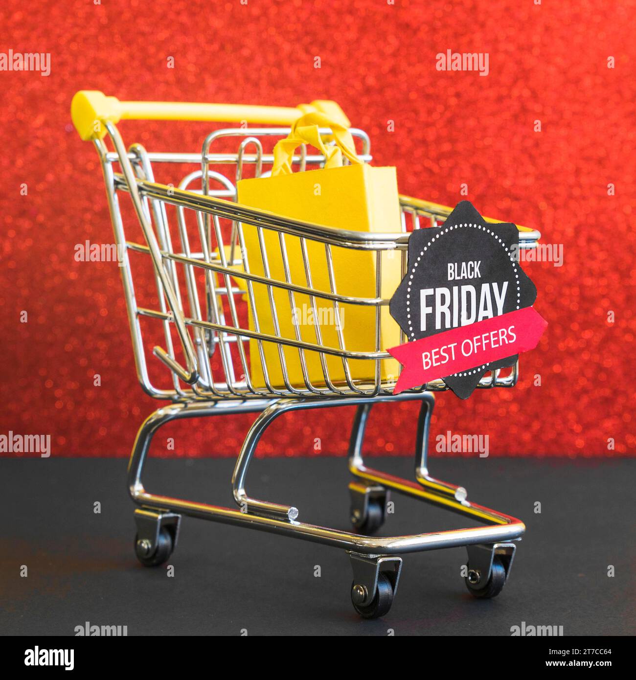 Kleiner Einkaufswagen mit schwarzer Aufschrift „friday Best Offer“ Stockfoto