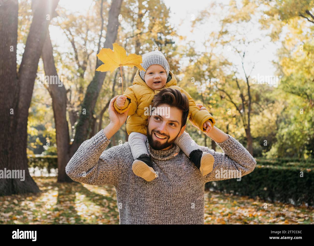 Smiley Dad mit seinem Baby außerhalb der Natur Stockfoto