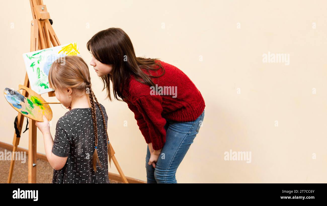 Side View Girl mit Down-Syndrom-Malerei Stockfoto