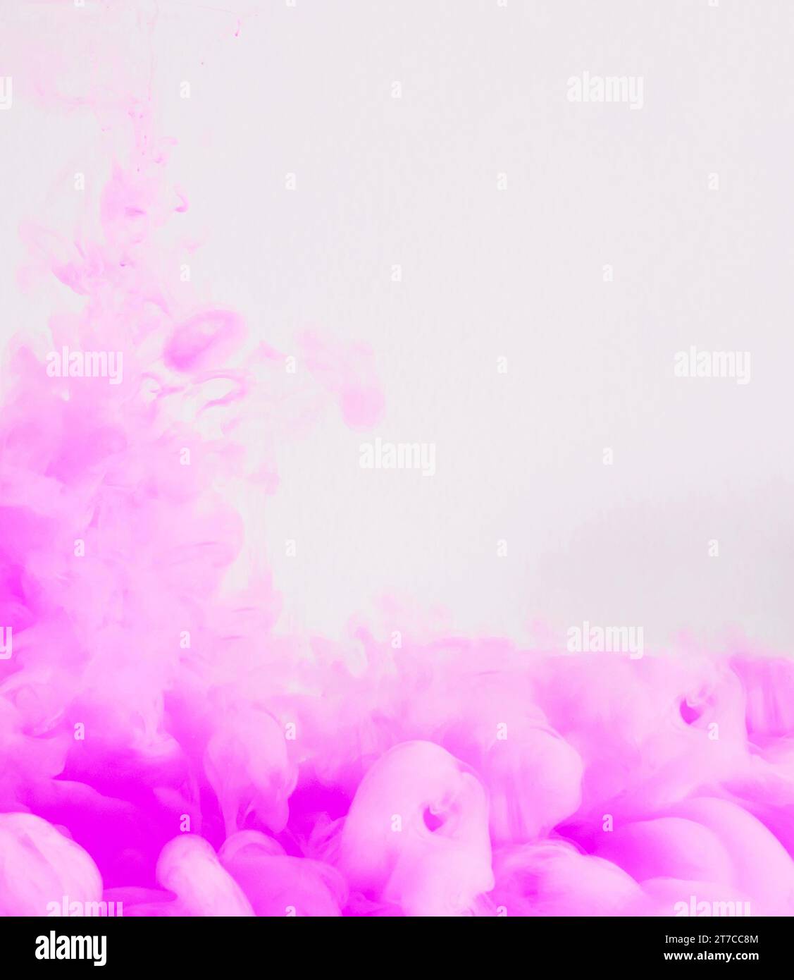 Fließende pinke Tintenwolke Stockfoto