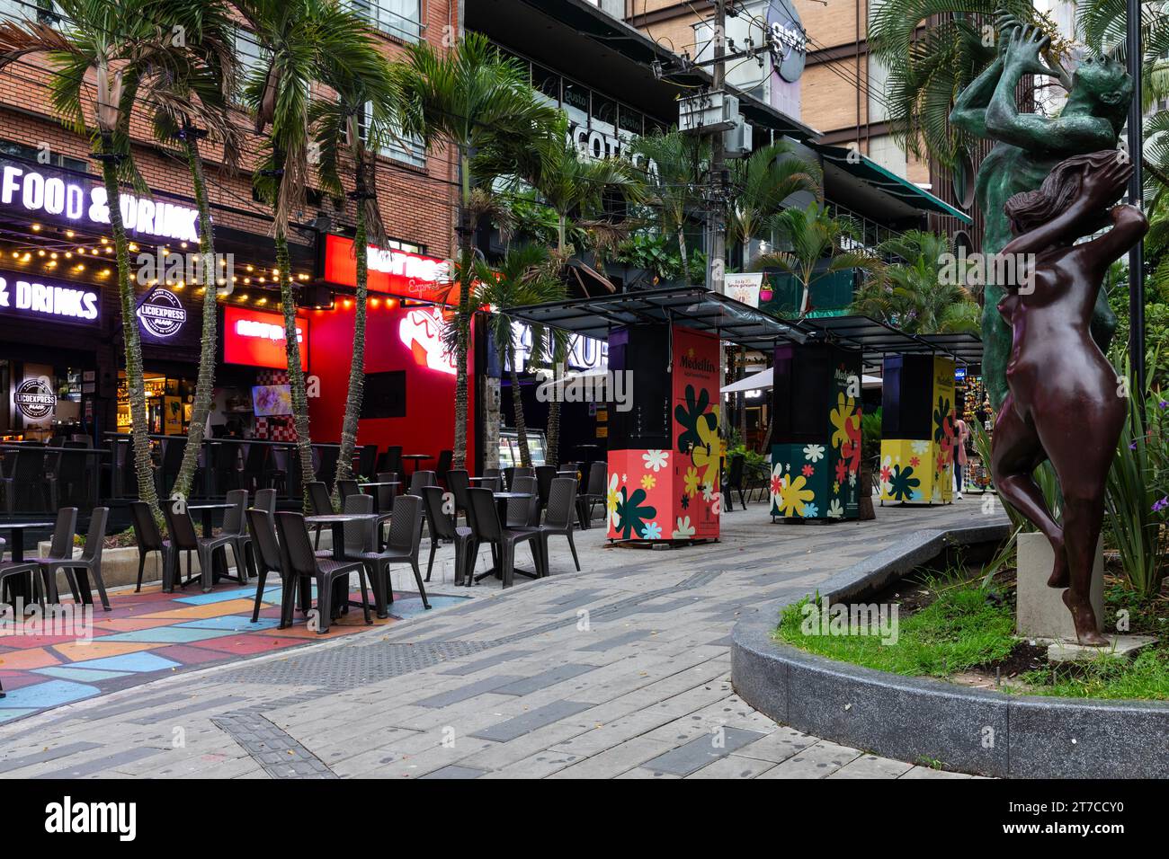 Sitzplätze im Freien, Restaurant, Neonbeleuchtung, Nacht, Medellin, Kolumbien Stockfoto