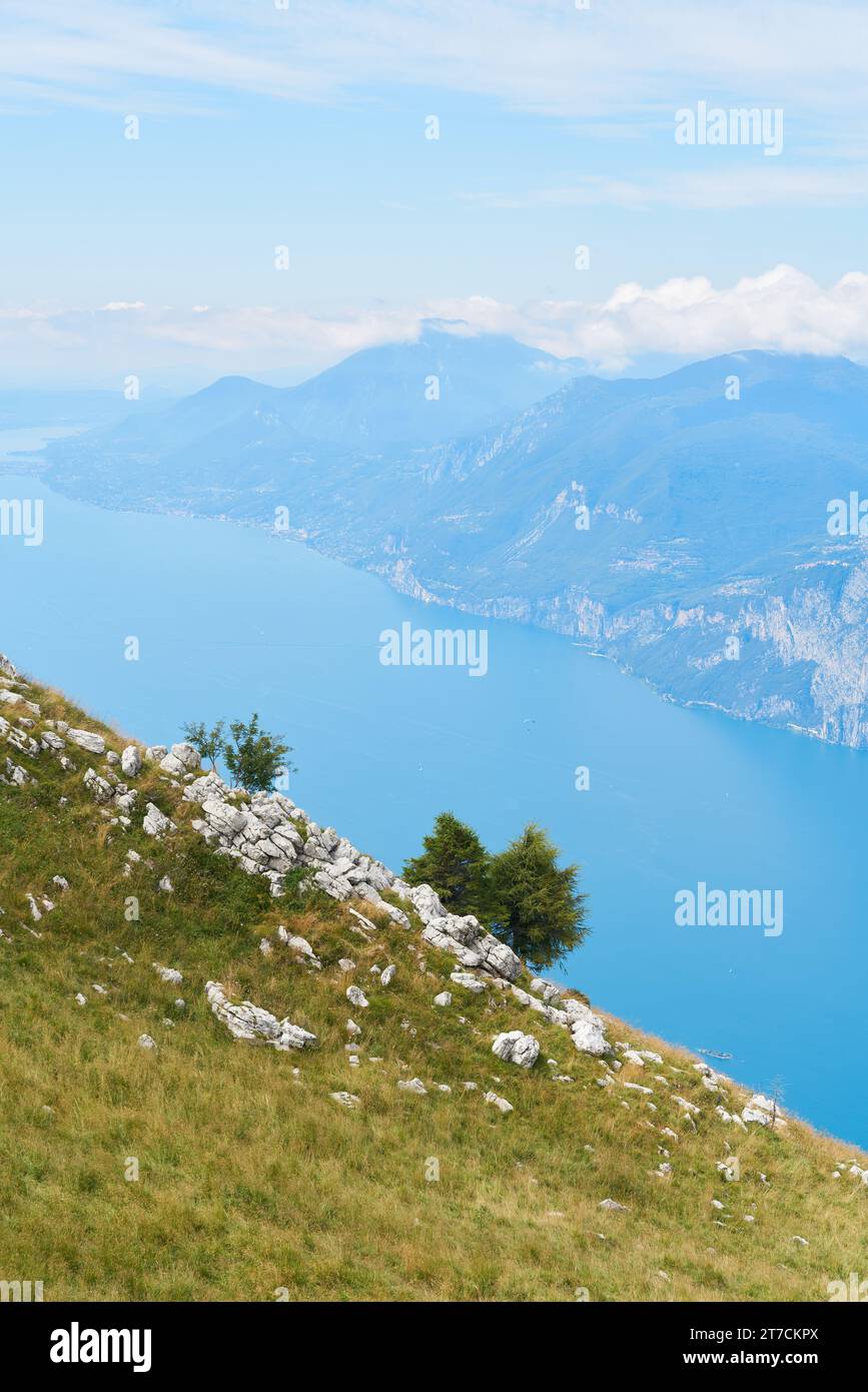 Atemberaubende Aussicht vom Gipfel des Monte Baldo auf das blaue Wasser des Gardasees in der Nähe von Malcesine in Italien Stockfoto