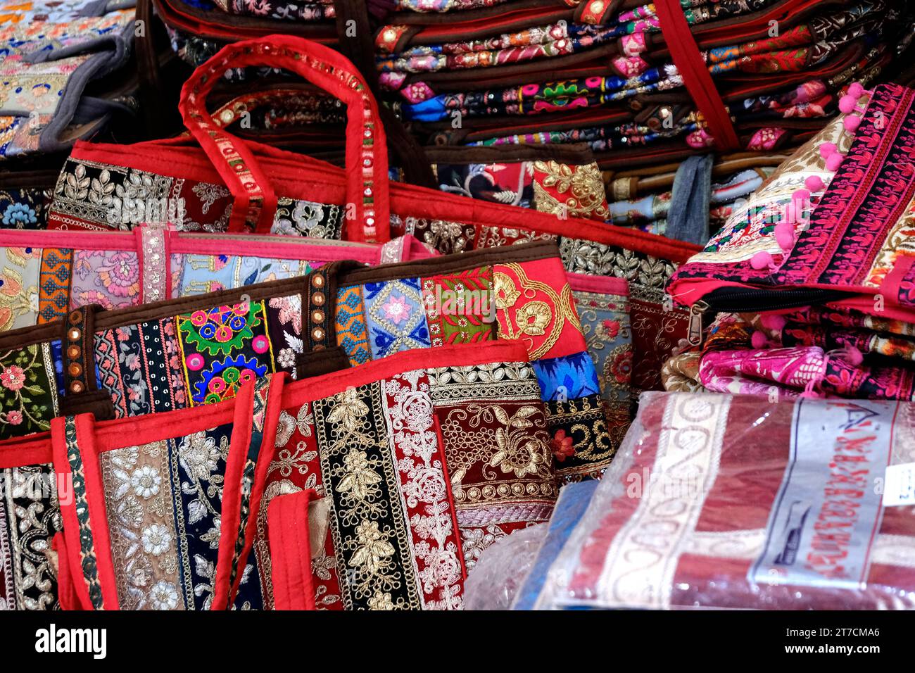 Bunte handgefertigte Baumwollhandtaschen zum Verkauf auf dem lokalen Markt., Pune, Indien. Stockfoto