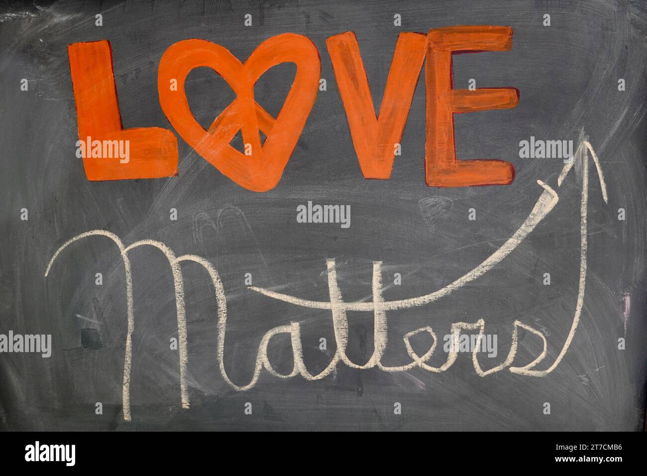 Die Worte Love Matters sind in Kreide auf einer Tafel gezeichnet. Stockfoto