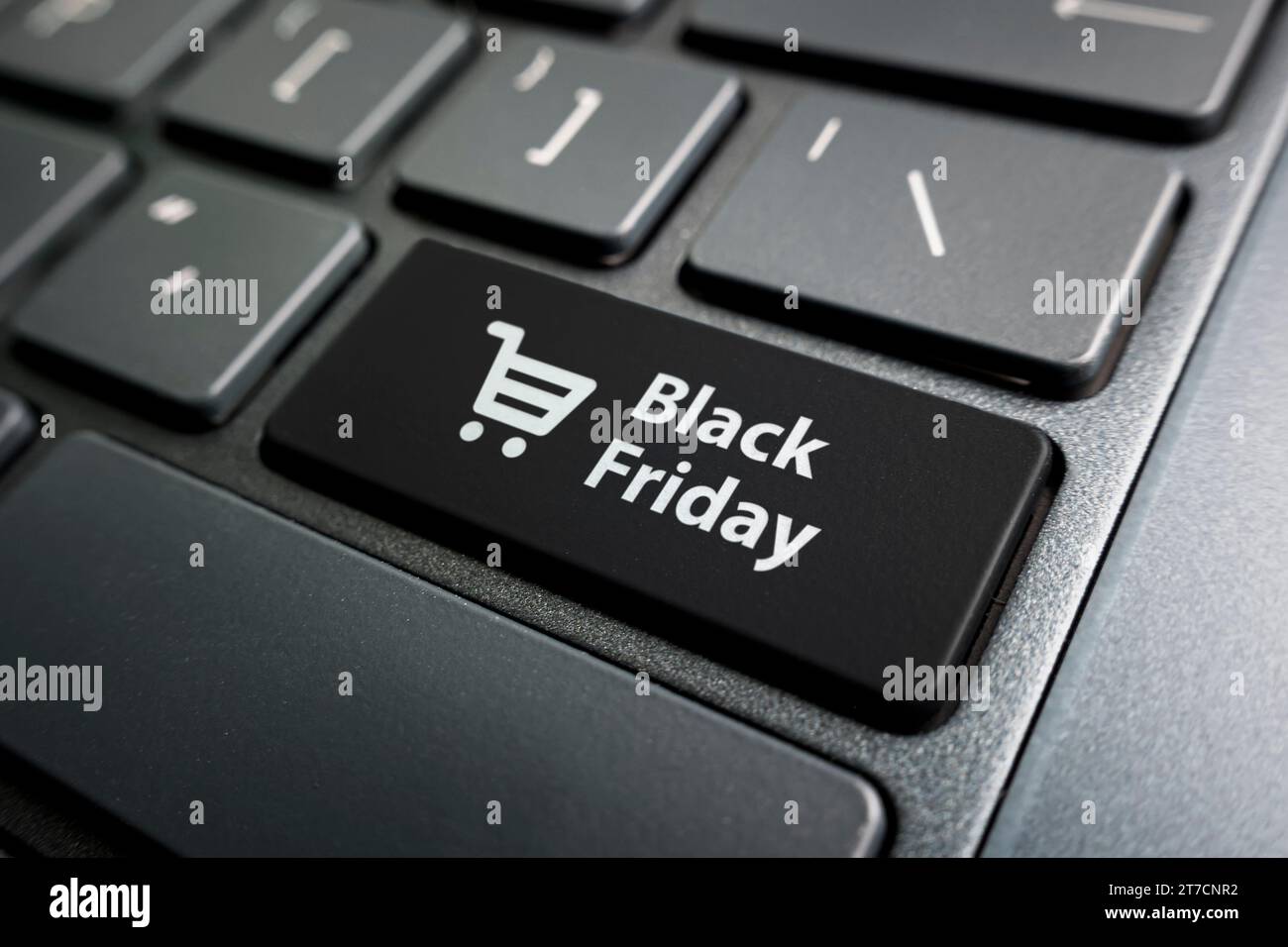 Black friday Text und Warenkorb auf der Tastatur. Black friday Konzept. Schwarze Taste auf der Tastatur des modernen Ultrabooks. Beschriftung auf der Taste. Stockfoto