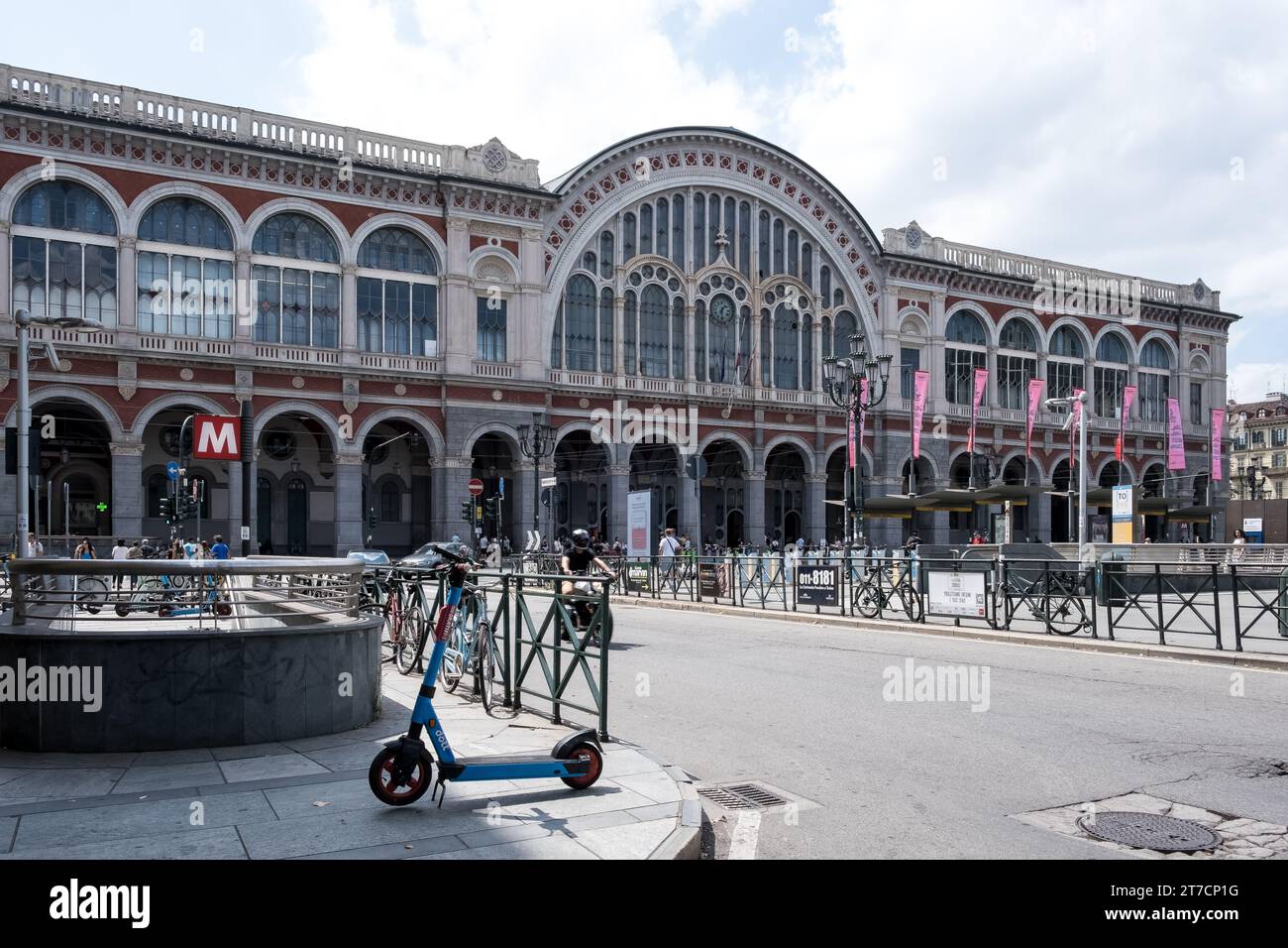 Blick auf den Bahnhof Torino Porta Nuova, den Hauptbahnhof von Turin, in der Region Piemont, Italien. Das Hotel befindet sich im Süden der Stadt. Stockfoto