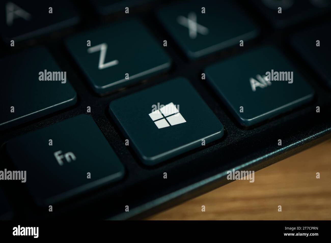 Windows-Logo von oben auf den schwarzen Tasten der Laptop-Tastatur. Barnaul. Russland 28. März 2023 Stockfoto