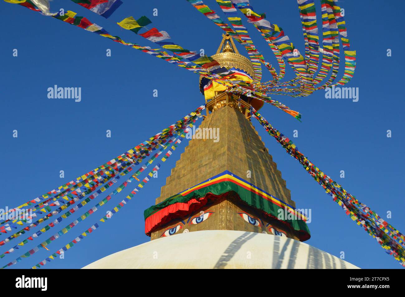 Bauddha Radiance: Stupa's Cultural Symphony, Bauddha Tapestry: Stupa Threads of Spirituality, Bauddha Elysium: Stupa Wunderwerke umarmt, Bauddha Stockfoto