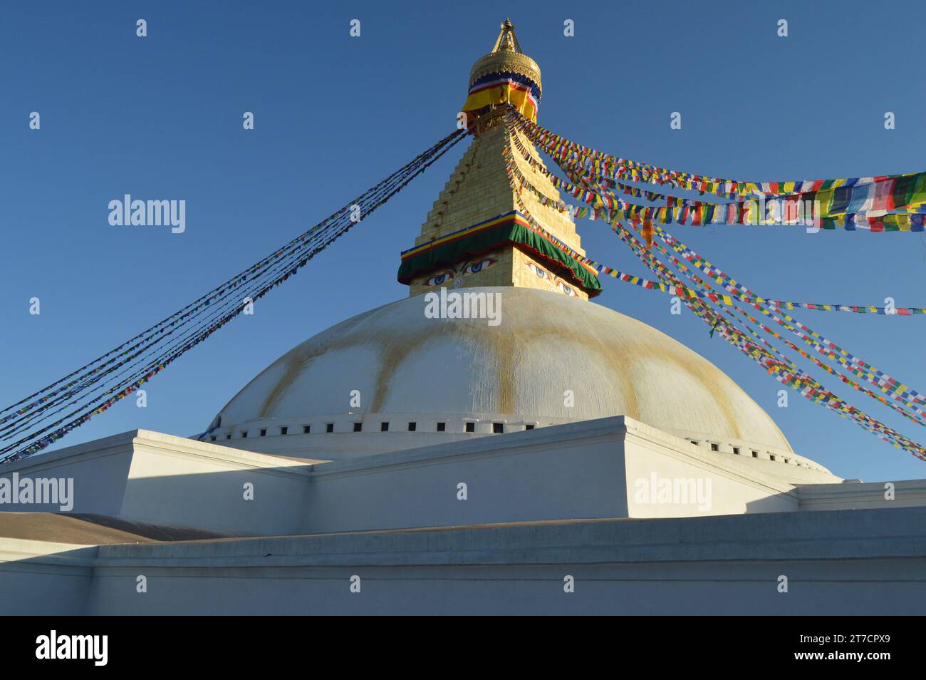 Bauddha Radiance: Stupa's Cultural Symphony, Bauddha Tapestry: Stupa Threads of Spirituality, Bauddha Elysium: Stupa Wunderwerke umarmt, Bauddha Stockfoto