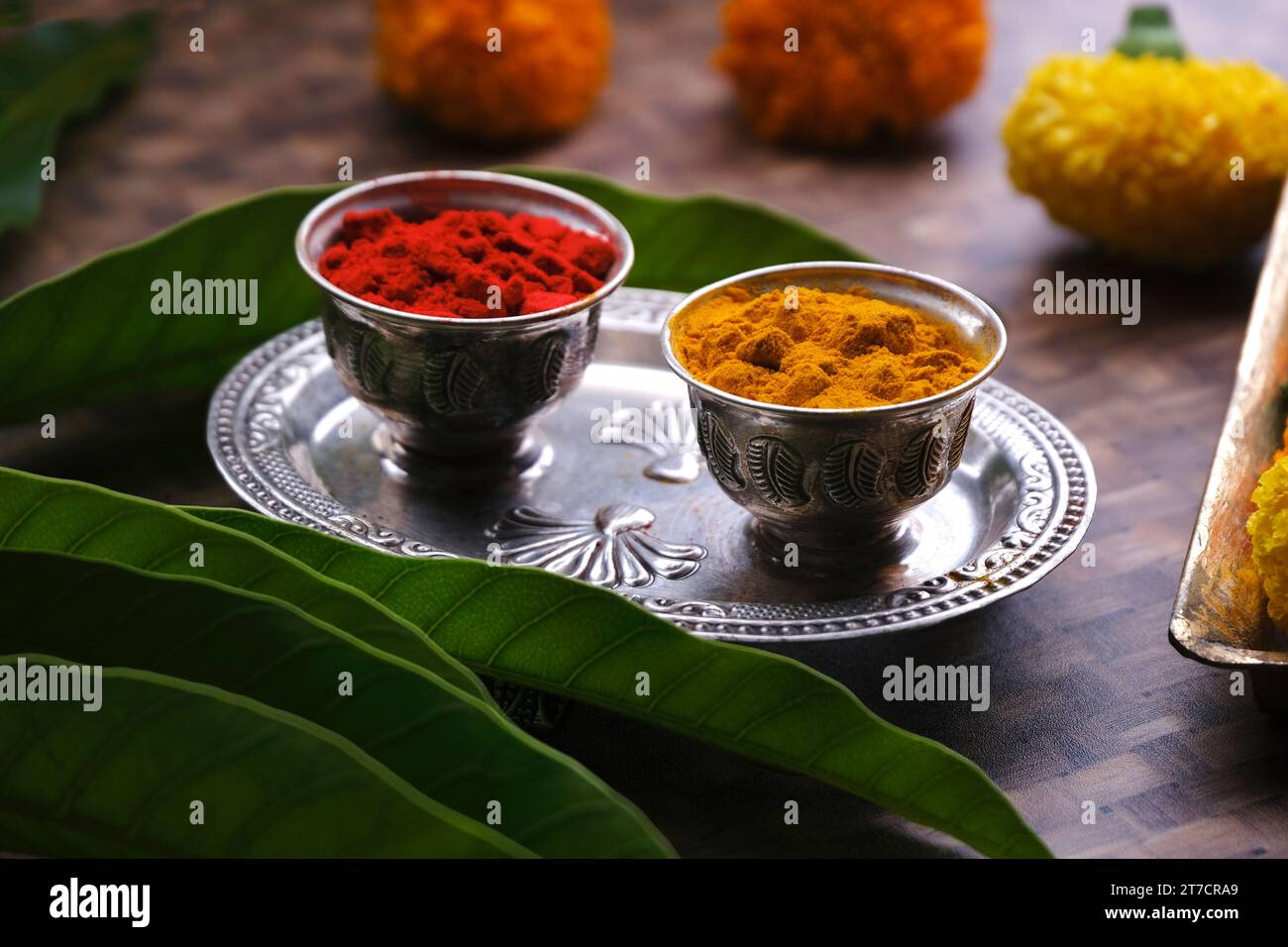 Indiens Tradition Kurkuma (Haldi) Pulver und Kumkum Pulver in Silberschale für pooja. Stockfoto