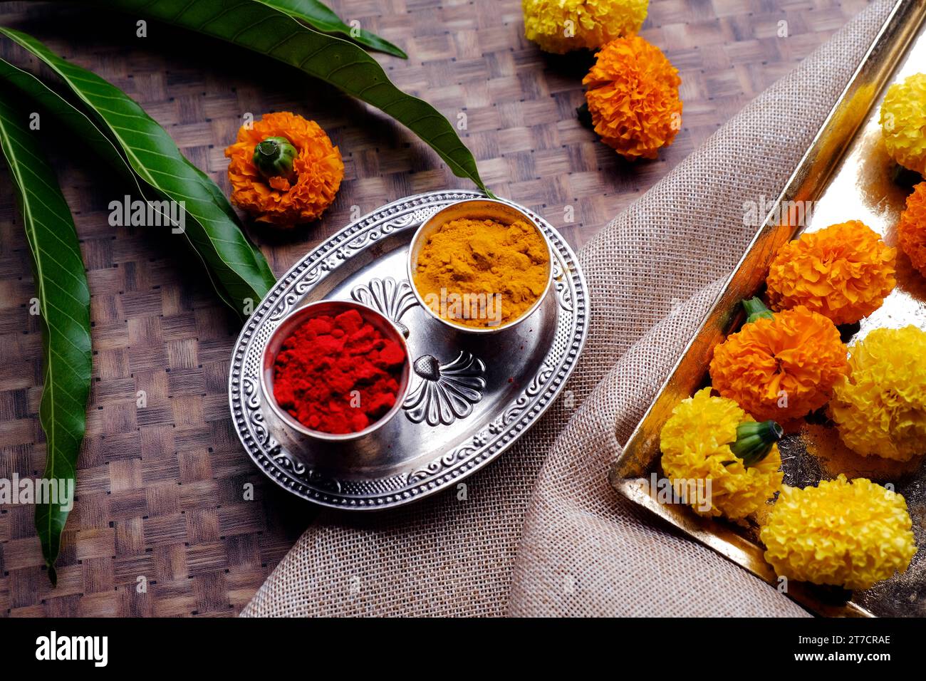 Indiens Tradition Kurkuma (Haldi) Pulver und Kumkum Pulver in Silberschale für pooja. Stockfoto