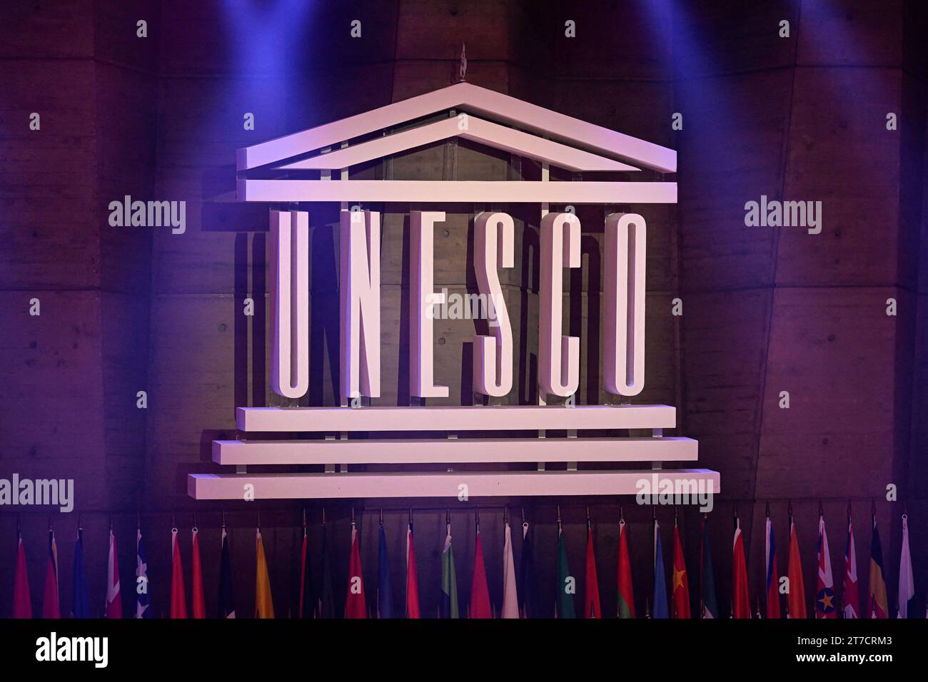 Paris, Frankreich. November 2023. Logo-Illustration im UNESCO-Hauptsitz in Paris, Frankreich am 14. November 2023. Foto: Victor Joly/ABACAPRESS.COM Credit: Abaca Press/Alamy Live News Stockfoto