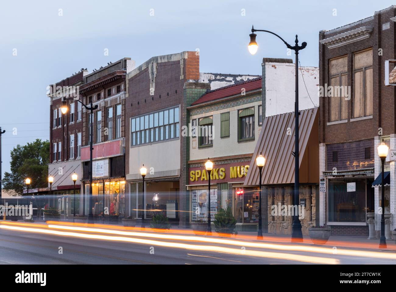Arkansas City, Kansas, USA - 22. Juni 2023: Der Verkehr führt durch die Summit Street im Herzen der historischen Innenstadt von Ark City. Stockfoto