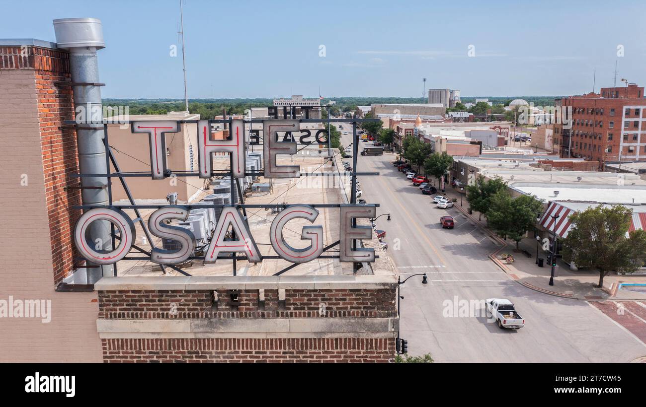 Arkansas City, Kansas, USA - 22. Juni 2023: Der Verkehr führt durch die Summit Street im Herzen der historischen Innenstadt von Ark City. Stockfoto